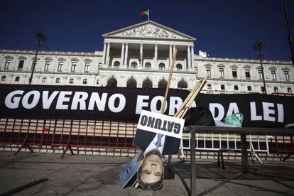 Carteles contra el Gobierno en el Parlamento de Portugal