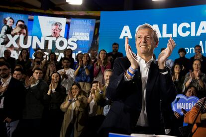 El candidato popular Alfonso Rueda participa en un mitin en Santiago este miércoles.