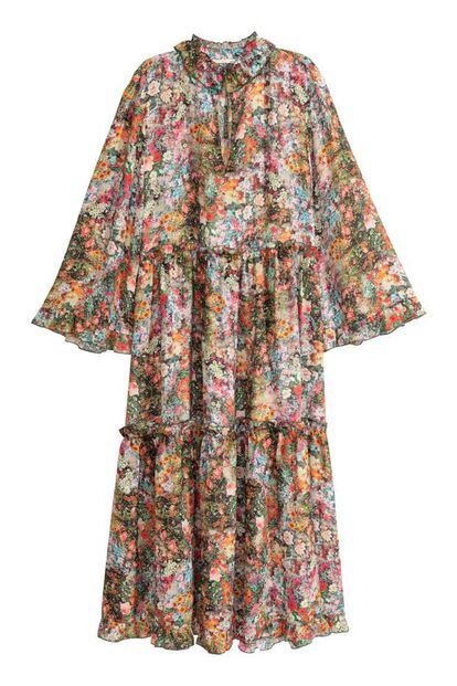 Vestido de manga larga, estampado floral y espíritu boho de H&M (69,99 euros).