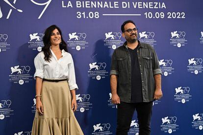 Los actores Mina Kavani y Reza Heydari posan en Venecia este viernes.
