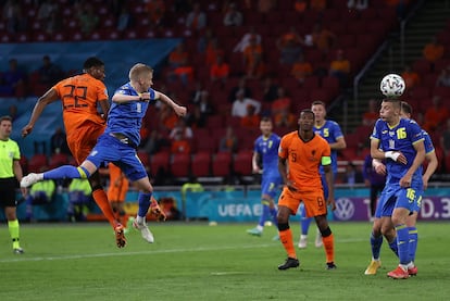 Dumfries marca de cabeza el gol de la victoria de Países Bajos.