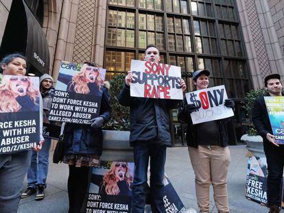 Fans de Kesha protestan en Nueva York.