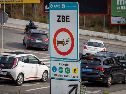 Coches entrando en Barcelona por la ronda de Dalt, ante un cartel informativo de la Zona de Bajas Emisiones (ZBE), en una imagen de archivo.