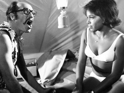 Fotograma de la película 'Objetivo bikini', de 1968, en el que aparecen José Luis López Vázquez y Judith Lorick.