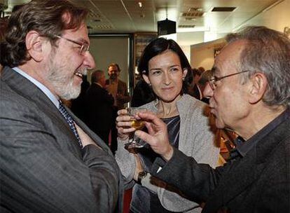 Ángeles González Sinde, entre Juan Luis Cebrián (a la izquierda) y José Luis Gómez.