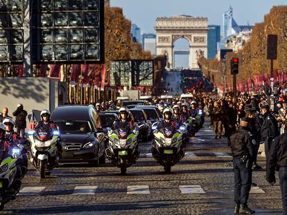 Cortejo fúnebre de Johnny Hallyday, junto a la plaza de la Concordia, en diciembre de 2017 en París.