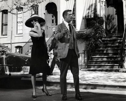 George Peppard y Audrey Hepburn en una escena de 'Desayuno con diamantes', dirigida por Blake Edwards, 1961. Mientras escribía los relatos, Truman Capote tenía en mente a Marilyn Monroe, pero la actriz rechazó el papel debido a que interpretar a una "acompañante" no sería beneficioso para su imagen.