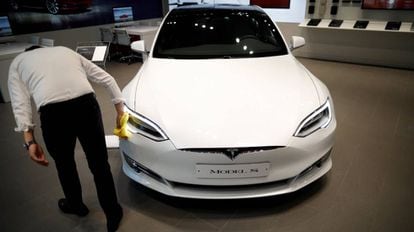 Un empleado saca brillo al Model S en un concesionario