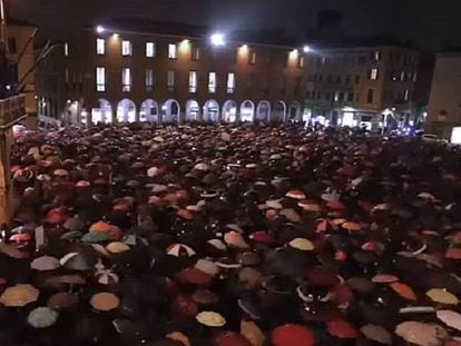 Miles de personas cantan 'Bella ciao' contra Salvini.
