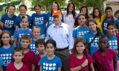 El cardiólogo rodeado de niños que participan en el proyecto de ciudad saludable de Cardona.