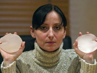 Alexandra Blach&eacute;re, fundadora de la asociaci&oacute;n de afectadas, muestra dos implantes defectuosos de la marca PIP.