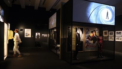 Una de las salas de la exposición, con dibujos, carteles y trajes de la saga James Bond.