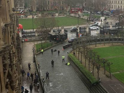 Momento en el que la policía abate al terrorista de Londres (centro). A la derecha, el agente asesinado.