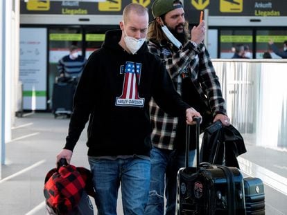 Dos pasajeros a su llegada el pasado domingo al aeropuerto de Palma de Mallorca.