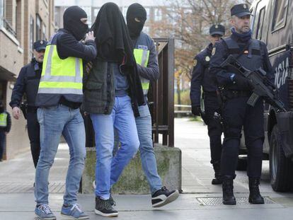 La Policía Nacional detiene en Vitoria al un presunto yihadista por pertenencia a organización terrorista y captación.