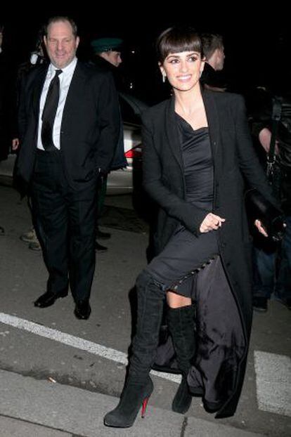 Penélope Cruz acudió a una de las fiestas previas a los premios Bafta en Londres, en 2009, acompañada por Harvey Weinstein. Ella logró el galardón a mejor actriz de reparto por 'Vicky Cristina Barcelona', película que distribuyó él en EE UU.
