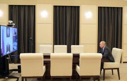 Vladímir Putin durante una conferencia virtual con su gabinete de seguridad en su residencia de Novo-Ogaryovo, este viernes.