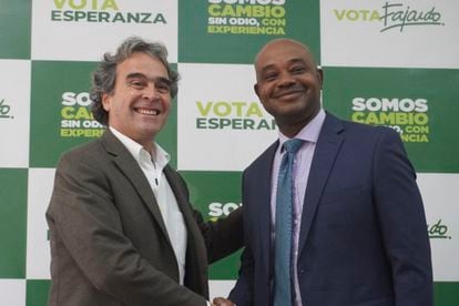 El candidato presidencial colombiano Sergio Fajardo y su fórmula vicepresidencial, Luis Gilberto Murillo
