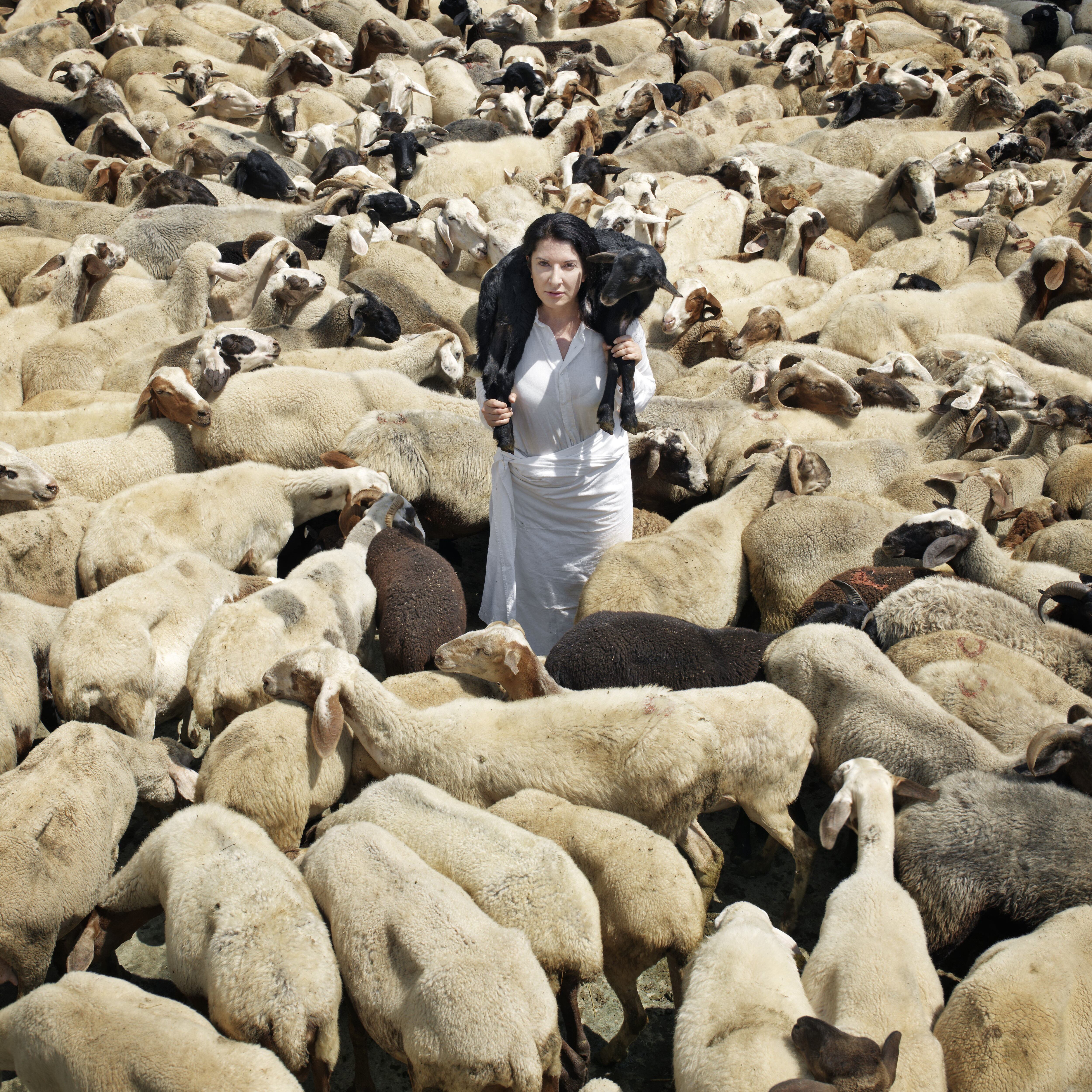Fotografía titulada 'Black Sheep' (Oveja negra), de Marina Abramovic.