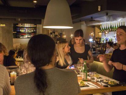 Ärni Arnason, bajista de The Vaccines, primer invitado del proyecto 'Music is for foodies', en el restaurante Sexto de Madrid.