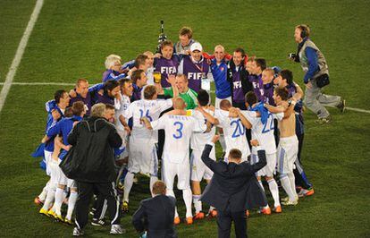 Los jugadores de la selección eslovaca rodean al protero Jan Much para celebrar la victoria frente a Italia que ha supuesto su clasificación para la siguiente fase.