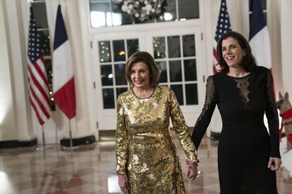 En las últimas semanas, la presidenta de la Cámara de Representantes, Nancy Pelosi, ha protagonizado los titulares tras renunciar a seguir liderando a los demócratas. Además, a finales de octubre, su marido fue atacado en su propia casa con un martillo. Acudió a la cena acompañada de su hija, la escritora y periodista Alexandra Pelosi.