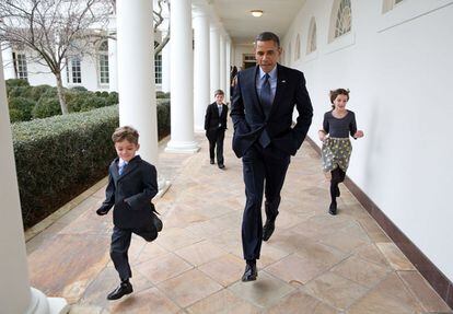 25 de enero 2013. En un día frío, el presidente Obama corre junto a los hijos de Denis McDonough, momentos antes del anuncio donde Denis es nombrado nuevo jefe de Gabinete.