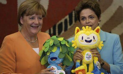 Merkel recibe las las mascotas del los Juegos Ol&iacute;mpicos Rio 2016.