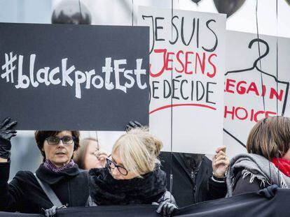 Trabajadores y manifestantes polacos participan en una protesta feminista convocada en Bruselas contra la ley del aborto en Polonia.