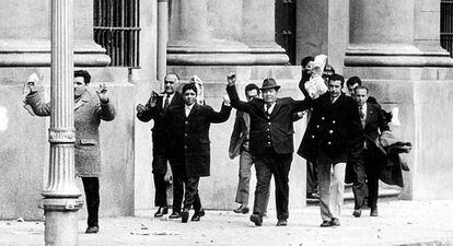 Empleados de la Moneda abandonan el palacio presidencial tras el golpe militar de Augusto Pinochet en 1973.