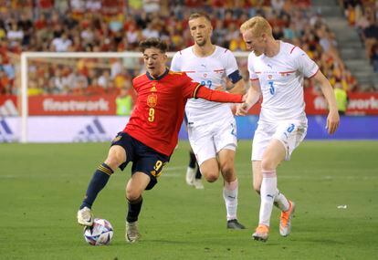 Gavi controla el balón ante dos jugadores checos durante el España-República-Checa (2-0) de la cuarta jornada de la Liga de las Naciones disputado el pasado domingo en La Rosaleda de Málaga.