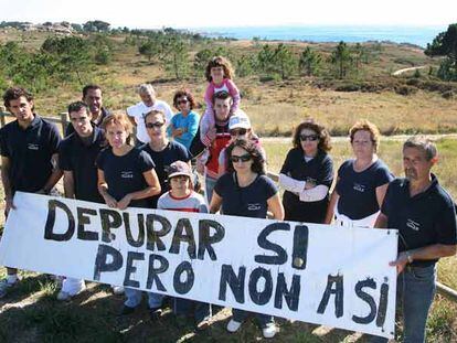 Vecinos de Aguiño, concentrados ayer junto al lugar donde se proyecta la depuradora de aguas de Ribeira, en la punta de Couso.