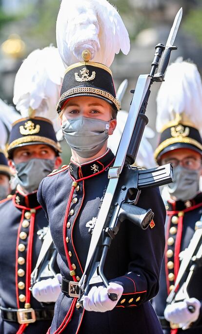 La princesa Isabel, heredera del trono de Bélgica, desfila con motivo del día nacional del país, el 21 de julio de 2021.