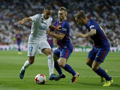 Digne, junto a Deulofeu, intentan frenar a Lucas Vázquez en el último clásico.