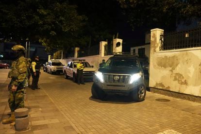 Un vehículo avanza marcha atrás hacia el interior de la Embajada mexicana en Quito, en la noche del viernes.