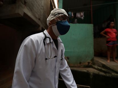 Un médico visita a posibles infectados de coronavirus en São Paulo (Brasil).