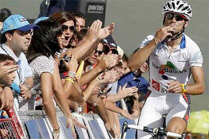 Alejandro Valverde responde al cariño de los aficionados al llegar a la meta.
