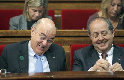 El consejero de Interior, Felip Puig y el consejero de Salud, Boi Ruiz, durante la celebración ayer de la sesión de control al Govern en el Parlament de Catalunya.