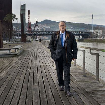 El carismático alcalde de Bilbao falleció a los 71 años. En 2003 le dignosticaron un cáncer de próstata que fue minando su salud año tras año hasta su muerte en marzo de 2014. Fue uno de los primeros políticos que hizo pública, sin tapujos, la noticia de su enfermedad.