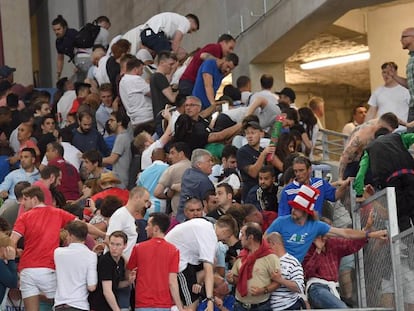 Hinchas rusos e ingleses se pelean en el partido entre las dos selecciones.