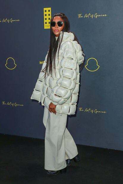 Naomi Campbell lució un abrigo blanco de la marca italiana.