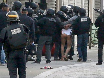 Un hombre es arrestado por la policía francesa en Saint-Denis durante la operación contra el comando yihadista.