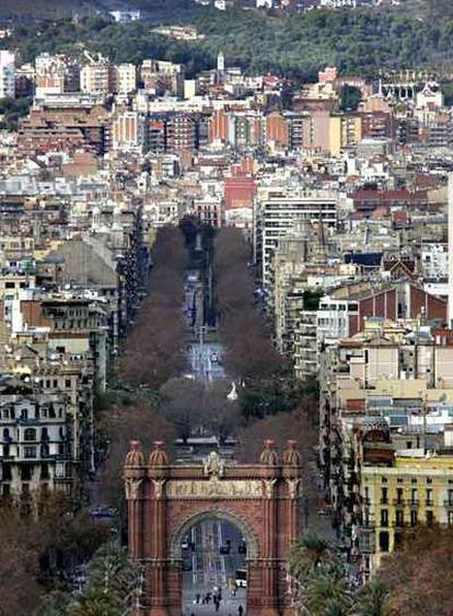 Vista aérea del Arco del Triunfo y el paseo Sant Joan de Barcelona.