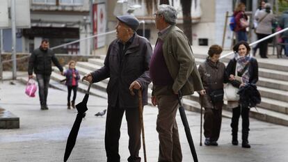 Dos ancianos pasean por Santa Coloma de Gramanet (Barcelona).