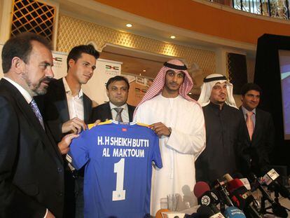 Torres, junto a los miembros del grupo Royal Emirates de Dubái.