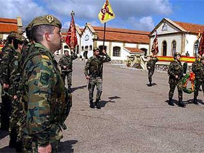 Despedida de las tropas que saldrán hoy hacia el Golfo, ayer, en el regimiento de Ingenieros de Salamanca.