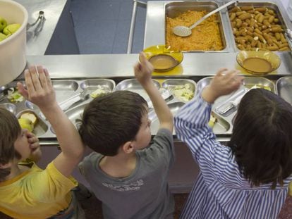 Unos niños en un comedor escolar en Barcelona.