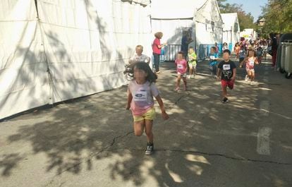 Varios niños y niñas participan en una de las actividades infantiles organizadas para las fiestas populares en 2019.