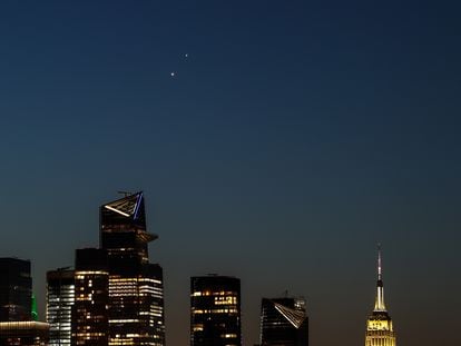 Una conjunción de Venus y Júpiter en el cielo sobre Nueva York, en mayo de 2022.
