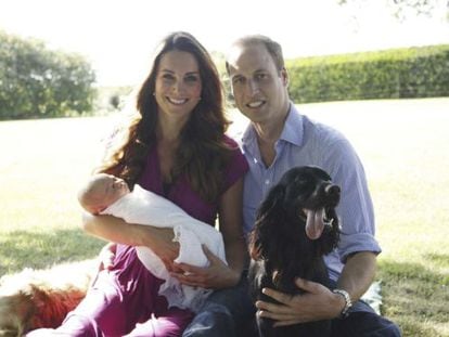 Los duques de Cambridge y el pr&iacute;ncipe Jorge posan junto a &#039;Lupo&#039;, la mascota de la familia.